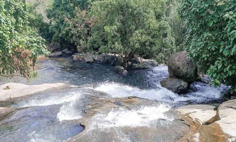 അപകടം പതിയിരിക്കുന്ന ഒലക്കയം അപകടം പതിയിരിക്കുന്ന ഒലക്കയം