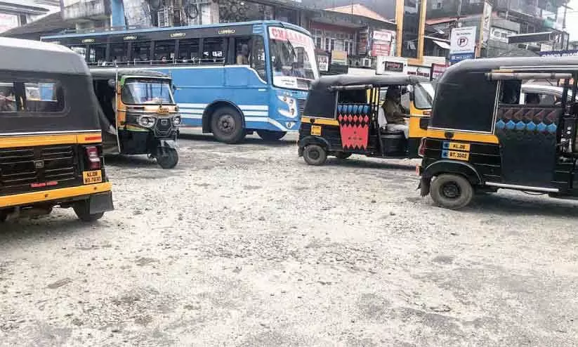 റോഡുകളിൽ തട്ടിക്കൂട്ട് പണികളുമായി കോർപറേഷൻ റോഡുകളിൽ തട്ടിക്കൂട്ട് പണികളുമായി കോർപറേഷൻ