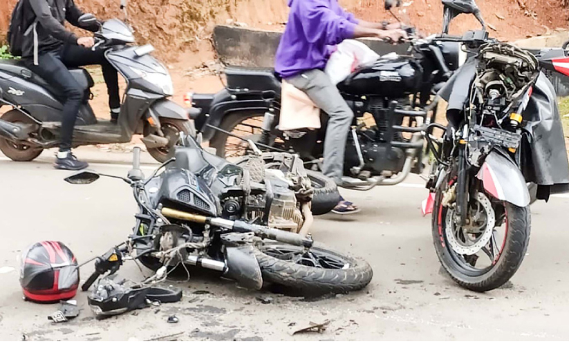 ബൈക്കുകൾ കൂട്ടിയിടിച്ച് അപകടം ബൈക്കുകൾ കൂട്ടിയിടിച്ച് അപകടം