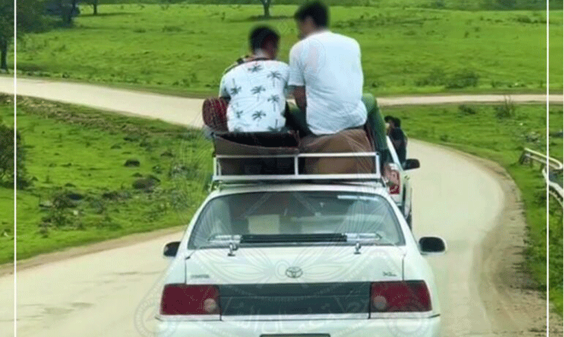 കാ​റി​ന്​ മു​ക​ളി​ൽ യാ​ത്ര​ക്കാ​രെ ഇ​രു​ത്തി​യ ഡ്രൈ​വ​ർ അ​റ​സ്റ്റി​ൽ