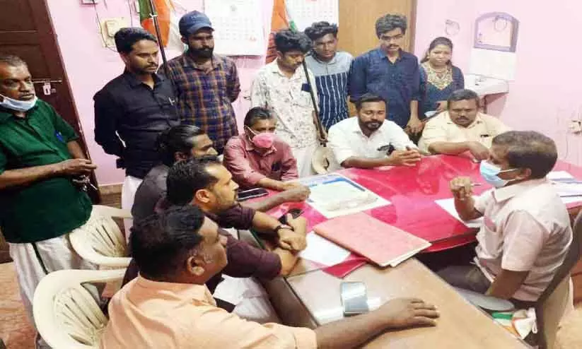 നഗരസഭാ സെക്രട്ടറിയെ ഉപരോധിച്ചു; നടപടി എടുത്തില്ലെങ്കിൽ തുടർസമരവുമായി മുന്നോട്ടെന്ന് മണ്ഡലം കമ്മിറ്റി നഗരസഭാ സെക്രട്ടറിയെ ഉപരോധിച്ചു; നടപടി എടുത്തില്ലെങ്കിൽ തുടർസമരവുമായി മുന്നോട്ടെന്ന് മണ്ഡലം കമ്മിറ്റി
