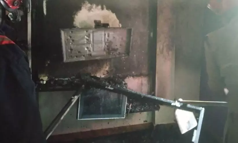 നിലവിളക്കിൽ നിന്ന് തീ പടർന്ന് വീട്ടുപകരണങ്ങൾ കത്തിനശിച്ചു നിലവിളക്കിൽ നിന്ന് തീ പടർന്ന് വീട്ടുപകരണങ്ങൾ കത്തിനശിച്ചു