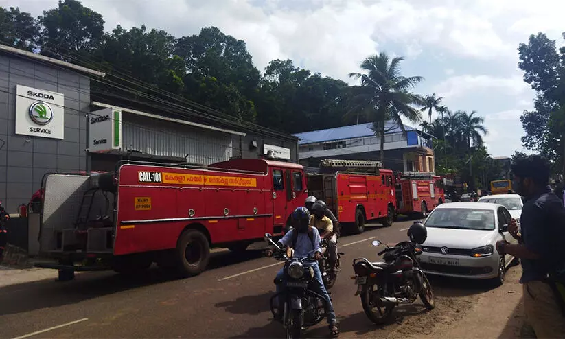 ഏറ്റുമാനൂര്‍ എ.വി.എം മോട്ടോഴ്‌സില്‍ വന്‍ തീപിടിത്തം; വാഹനങ്ങള്‍ കത്തിനശിച്ചു