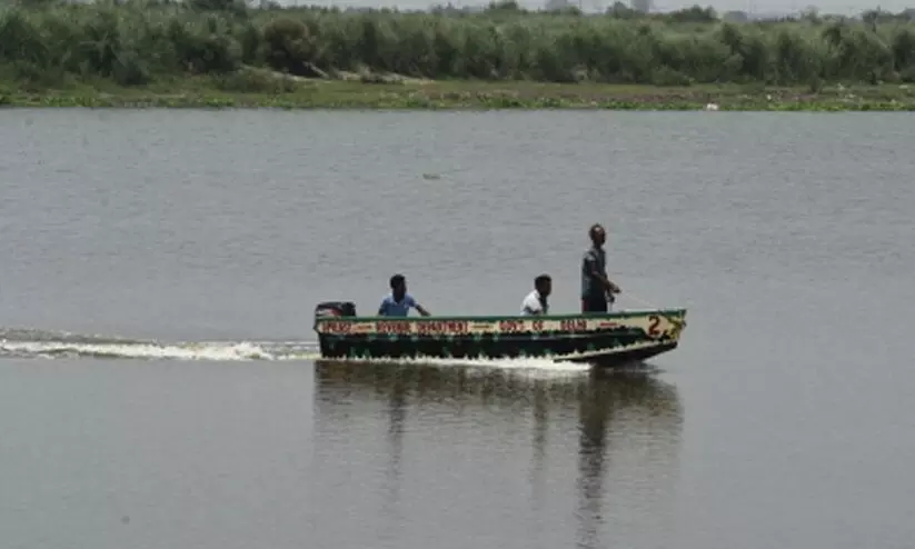 യു.പി ബോട്ടപകടം: മൂന്ന് മൃതദേഹം കണ്ടെത്തി; 25 പേരെ കാണാതായി യു.പി ബോട്ടപകടം: മൂന്ന് മൃതദേഹം കണ്ടെത്തി; 25 പേരെ കാണാതായി