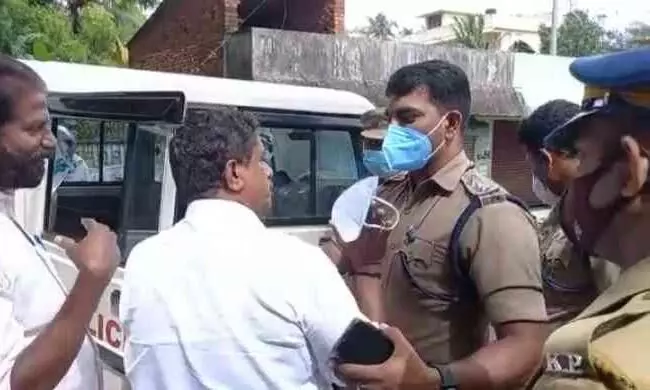 മുഖ്യമന്ത്രിയുടെ വാഹന വ്യൂഹത്തിനുനേരെ കരിങ്കൊടി; അറസ്റ്റ് മുഖ്യമന്ത്രിയുടെ വാഹന വ്യൂഹത്തിനുനേരെ കരിങ്കൊടി; അറസ്റ്റ്