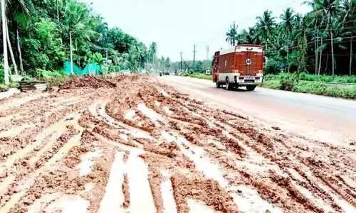 ഉഴുതുമറിച്ച വയൽപോലെ ദേശീയപാതയോരം