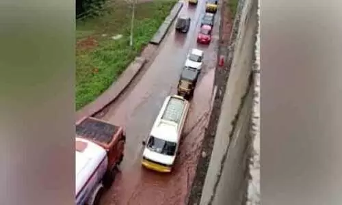 നി​ർ​മാ​ണം പൂ​ർ​ത്തി​യാ​കും​മു​മ്പേ പ​ള്ളി​ക്ക​ര മേ​ൽ​പാ​ലം അ​പ​ക​ടാ​വ​സ്ഥയി​ൽ