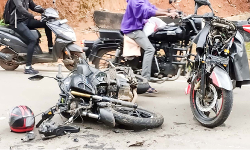 ബൈക്കുകൾ കൂട്ടിയിടിച്ച് അപകടം