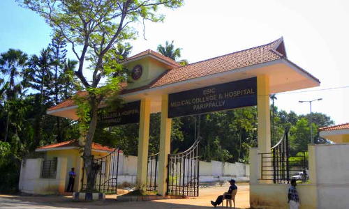 ശ​മ്പ​ള​മി​ല്ലാ​ത്ത മൂ​ന്ന്​ മാ​സ​ങ്ങ​ൾ; മെ​ഡി​ക്ക​ൽ കോ​ള​ജ്​ ഹൗ​സ് കീ​പ്പി​ങ് ജീ​വ​ന​ക്കാ​ർ ദു​രി​ത​ത്തി​ൽ