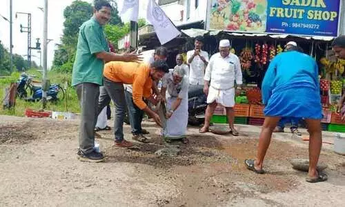 കുഴികളടച്ച് വ്യാപാരികൾ കുഴികളടച്ച് വ്യാപാരികൾ
