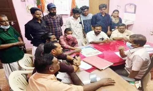 നഗരസഭാ സെക്രട്ടറിയെ ഉപരോധിച്ചു; നടപടി എടുത്തില്ലെങ്കിൽ തുടർസമരവുമായി മുന്നോട്ടെന്ന് മണ്ഡലം കമ്മിറ്റി നഗരസഭാ സെക്രട്ടറിയെ ഉപരോധിച്ചു; നടപടി എടുത്തില്ലെങ്കിൽ തുടർസമരവുമായി മുന്നോട്ടെന്ന് മണ്ഡലം കമ്മിറ്റി