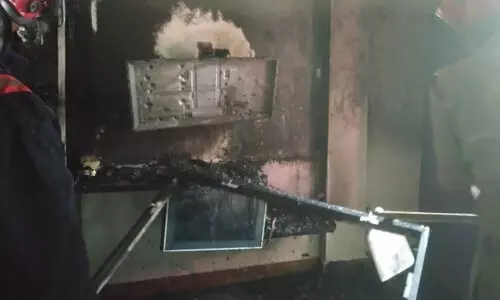 നിലവിളക്കിൽ നിന്ന് തീ പടർന്ന് വീട്ടുപകരണങ്ങൾ  കത്തിനശിച്ചു