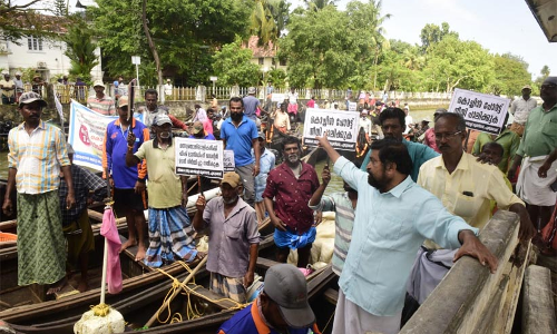 കൊച്ചിൻ പോർട്ട് ഓഫീസിലേക്ക് മൽസ്യത്തൊഴിലാളികൾ പണിമുടക്ക് മാർച്ച് നടത്തി