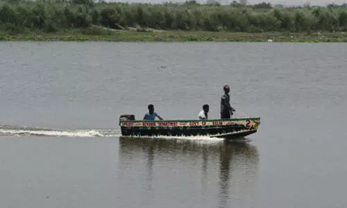 യു.പി ബോട്ടപകടം: മൂന്ന് മൃതദേഹം കണ്ടെത്തി; 25 പേരെ കാണാതായി