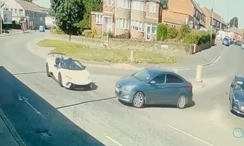 ലംബോർഗിനി ഹുറാകാന് മുകളിലൂടെ ഹ്യൂണ്ടായ് സവാരി; വൈറൽ വിഡിയോ കാണാം