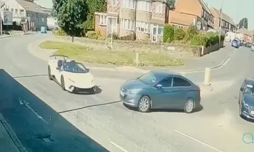 ലംബോർഗിനി ഹുറാകാന് മുകളിലൂടെ ഹ്യൂണ്ടായ് സവാരി; വൈറൽ വിഡിയോ കാണാം