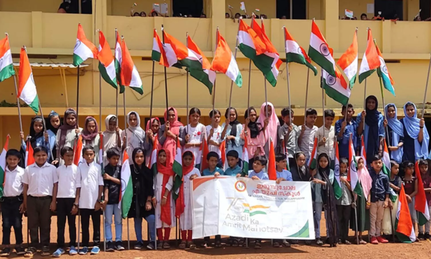 20 ജോഡി ഇരട്ടകൾ അണിനിരന്ന് സ്വാതന്ത്ര്യദിന വിളംബര റാലി