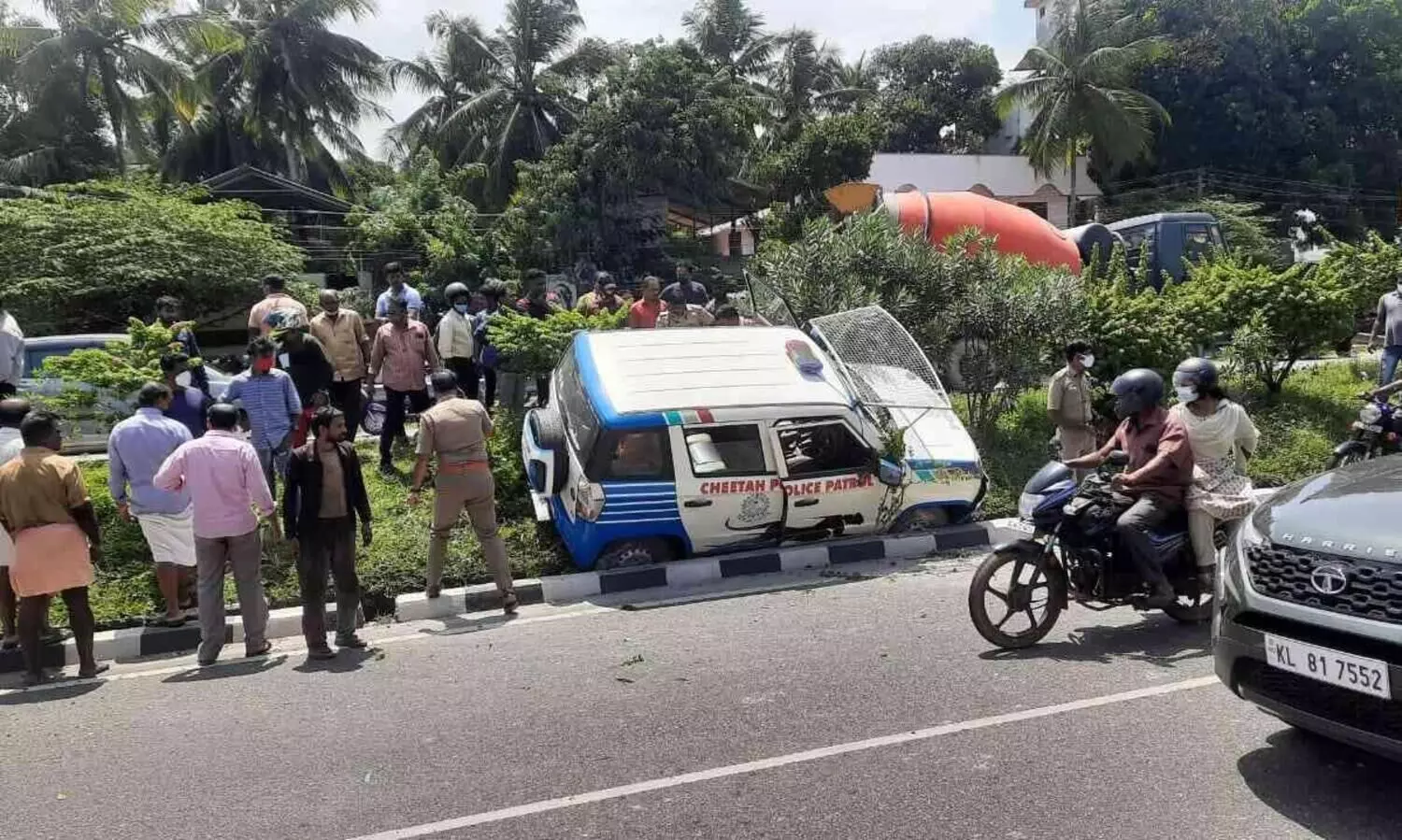 ആക്കുളം ബൈപാസിൽ പൊലീസ് ജീപ്പ് മറിഞ്ഞു രണ്ട് പേർക്ക് പരിക്ക്