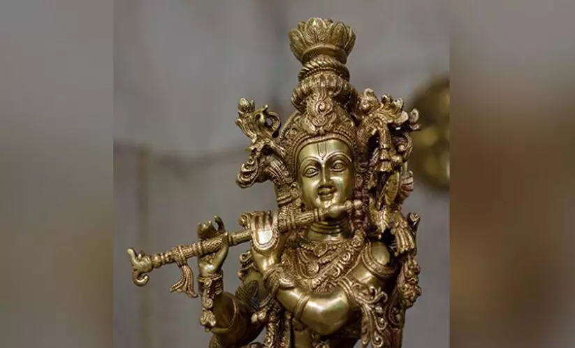 മോഷണംപോയ ശ്രീകൃഷ്ണ വിഗ്രഹം കുറ്റിക്കാട്ടിൽ