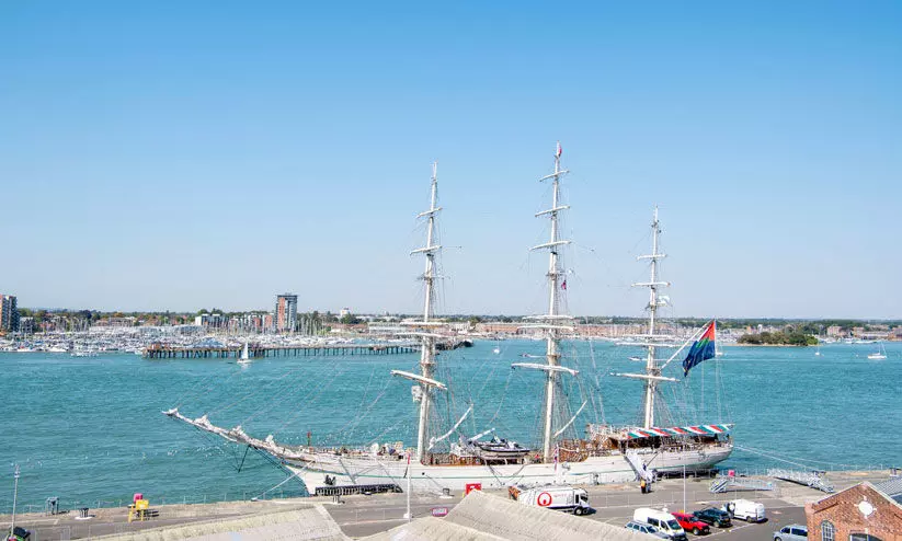 ശ​ബാ​ബ്​ ഒ​മാ​ൻ -ര​ണ്ട്​ ക​പ്പ​ലി​ന് ഊ​ഷ്മ​ള വ​ര​വേ​ൽ​പ്​