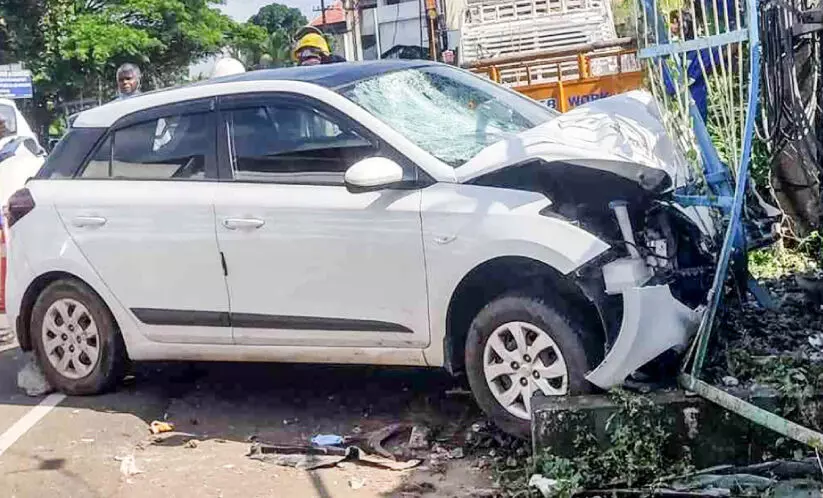 മദ്യലഹരിയിലെത്തി മറ്റൊരാളുടെ കാറെടുത്ത് ഓടിച്ചു; യാഥാർഥ ഉടമയുടെ ഭാര്യയും കുട്ടിയും വാഹനത്തിനുള്ളിൽ മദ്യലഹരിയിലെത്തി മറ്റൊരാളുടെ കാറെടുത്ത് ഓടിച്ചു; യാഥാർഥ ഉടമയുടെ ഭാര്യയും കുട്ടിയും വാഹനത്തിനുള്ളിൽ