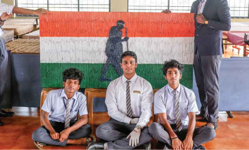 1699 പേനകൾ കൊണ്ട് ഗാന്ധിജിയുടെ ചിത്രം 1699 പേനകൾ കൊണ്ട് ഗാന്ധിജിയുടെ ചിത്രം