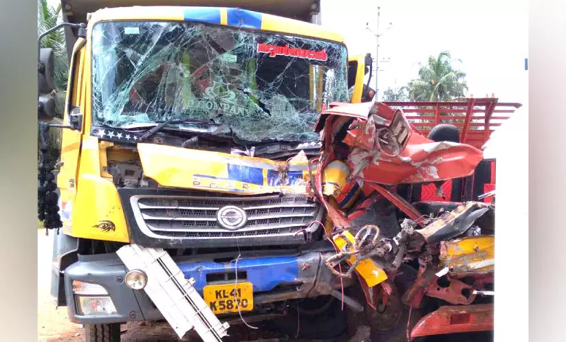 ടിപ്പറില്‍ ടോറസ് ലോറി ഇടിച്ചുകയറി രണ്ടുപേര്‍ക്ക് പരിക്ക്