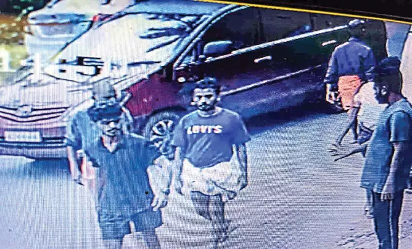 തിരൂർ ബിവറേജസ് പരിസരത്ത് മദ്യപാനികളുടെ ഗുണ്ടാവിളയാട്ടം