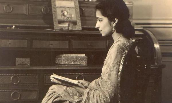 മൂവർണ പതാക പാറുമ്പോൾ മറക്കരുത്; ശിൽപിയായ സുറയ്യ തയ്യബ്ജിയെ മൂവർണ പതാക പാറുമ്പോൾ മറക്കരുത്; ശിൽപിയായ സുറയ്യ തയ്യബ്ജിയെ