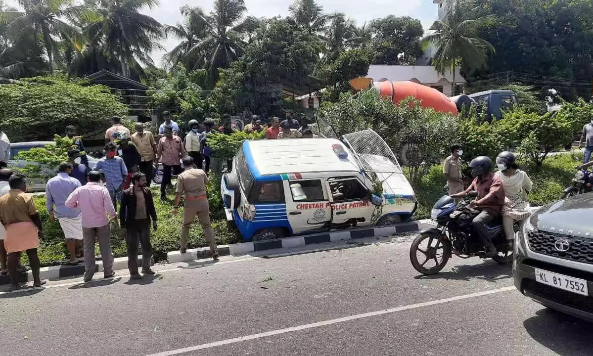 ആക്കുളം ബൈപാസിൽ പൊലീസ് ജീപ്പ് മറിഞ്ഞു രണ്ട് പേർക്ക് പരിക്ക്