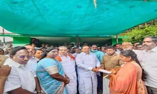 ദു​രി​താ​ശ്വാ​സ സ​ഹാ​യം വി​ത​ര​ണം ചെ​യ്തു