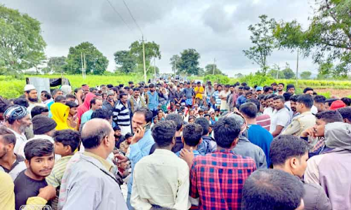 കാട്ടാനയുടെ ആക്രമണം; റോഡ് ഉപരോധിച്ച് നാട്ടുകാർ