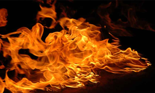 മാഹിയിൽ തീപിടിത്തം; രക്ഷകരായി പെട്രോൾ പമ്പ് ജീവനക്കാർ