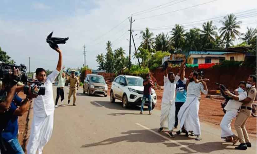 ആരോഗ്യ മന്ത്രിക്കുനേരെ യൂത്ത് ലീഗ്, യൂത്ത് കോൺഗ്രസ് പ്രവർത്തകരുടെ കരിങ്കൊടി