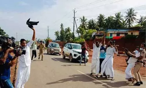 ആരോഗ്യ മന്ത്രിക്കുനേരെ യൂത്ത് ലീഗ്, യൂത്ത് കോൺഗ്രസ് പ്രവർത്തകരുടെ കരിങ്കൊടി