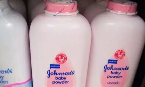 ജോൺസൺ ആൻഡ് ജോൺസൺ കുട്ടികൾക്കുള്ള ടാൽകം പൗഡർ നിർമാണം നിർത്തുന്നു ജോൺസൺ ആൻഡ് ജോൺസൺ കുട്ടികൾക്കുള്ള ടാൽകം പൗഡർ നിർമാണം നിർത്തുന്നു