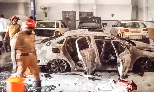 സർവിസ്​ സെന്‍ററിൽ വന്‍ തീപിടിത്തം;   കാറുകള്‍ കത്തിനശിച്ചു