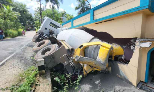 കോണ്‍ക്രീറ്റ് മിക്സിങ് വാഹനം മറിഞ്ഞ് വീട് തകര്‍ന്നു