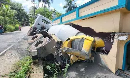 കോണ്‍ക്രീറ്റ് മിക്സിങ് വാഹനം മറിഞ്ഞ് വീട് തകര്‍ന്നു