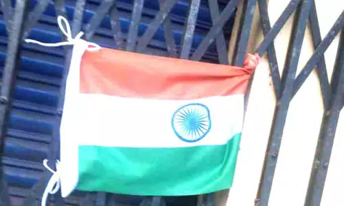 എസ്.ബി.ഐ ബാങ്കിൽ ദേശീയ പതാകയെ അപമാനിച്ചെന്ന്; പ്രതിഷേധം