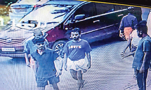 തിരൂർ ബിവറേജസ് പരിസരത്ത് മദ്യപാനികളുടെ ഗുണ്ടാവിളയാട്ടം