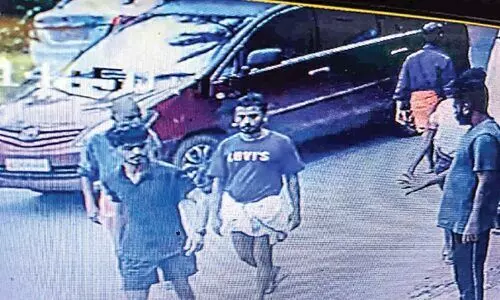 തിരൂർ ബിവറേജസ് പരിസരത്ത് മദ്യപാനികളുടെ ഗുണ്ടാവിളയാട്ടം