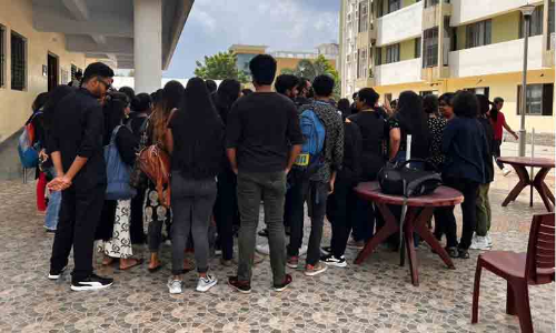 ​നിങ്ങളൊറ്റക്കല്ല, ഞങ്ങൾ കൂടെയുണ്ട്-സേവ്യേഴ്സ് യൂനിവേഴ്സിറ്റി പുറത്താക്കിയ പ്രഫസർക്ക് പിന്തുണയുമായി വിദ്യാർഥികൾ