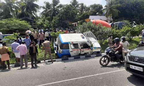ആക്കുളം ബൈപാസിൽ പൊലീസ് ജീപ്പ് മറിഞ്ഞു രണ്ട് പേർക്ക് പരിക്ക്