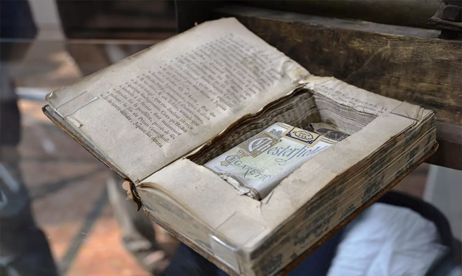 കള്ളക്കടത്തിന് കൂട്ടുനിന്ന സംഭവം: കസ്റ്റംസിൽ കൂടുതൽ നടപടി