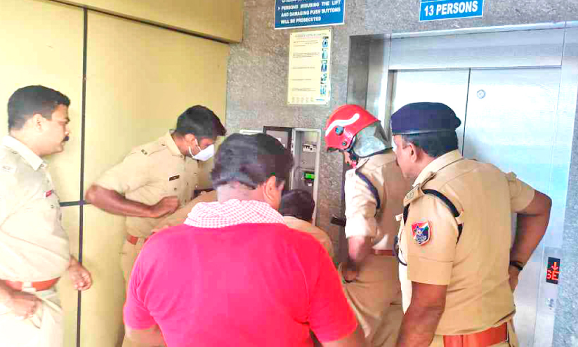 ലിഫ്റ്റിൽ കുടുങ്ങിയ അമ്മക്കും മക്കൾക്കും അഗ്നിരക്ഷാസേന തുണയായി ലിഫ്റ്റിൽ കുടുങ്ങിയ അമ്മക്കും മക്കൾക്കും അഗ്നിരക്ഷാസേന തുണയായി