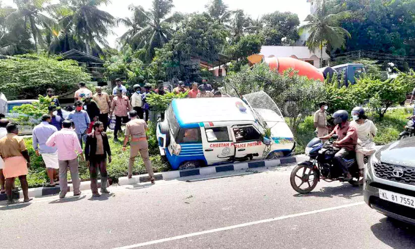 ആക്കുളം ബൈപാസിൽ പൊലീസ് ജീപ്പ് മറിഞ്ഞ്​ രണ്ടുപേർക്ക് പരിക്ക്