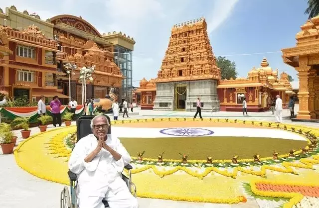 ധാന്യങ്ങൾ കൊണ്ട് 38 അടി ത്രിവർണ്ണ പതാക ഒരുക്കി കുദ്രോളി ക്ഷേത്രാങ്കണം