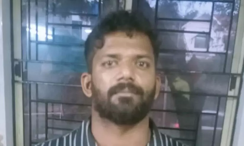 വീട് കുത്തിത്തുറന്ന് 90 പവൻ മോഷ്ടിച്ച കേസിൽ കോഴിക്കോട് സ്വദേശി പിടിയിൽ വീട് കുത്തിത്തുറന്ന് 90 പവൻ മോഷ്ടിച്ച കേസിൽ കോഴിക്കോട് സ്വദേശി പിടിയിൽ