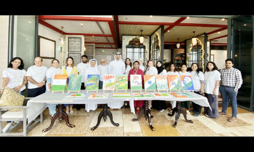 മൂവർണത്തിൽ ഇന്ത്യയെ വരച്ച് കലാകാരന്മാർ